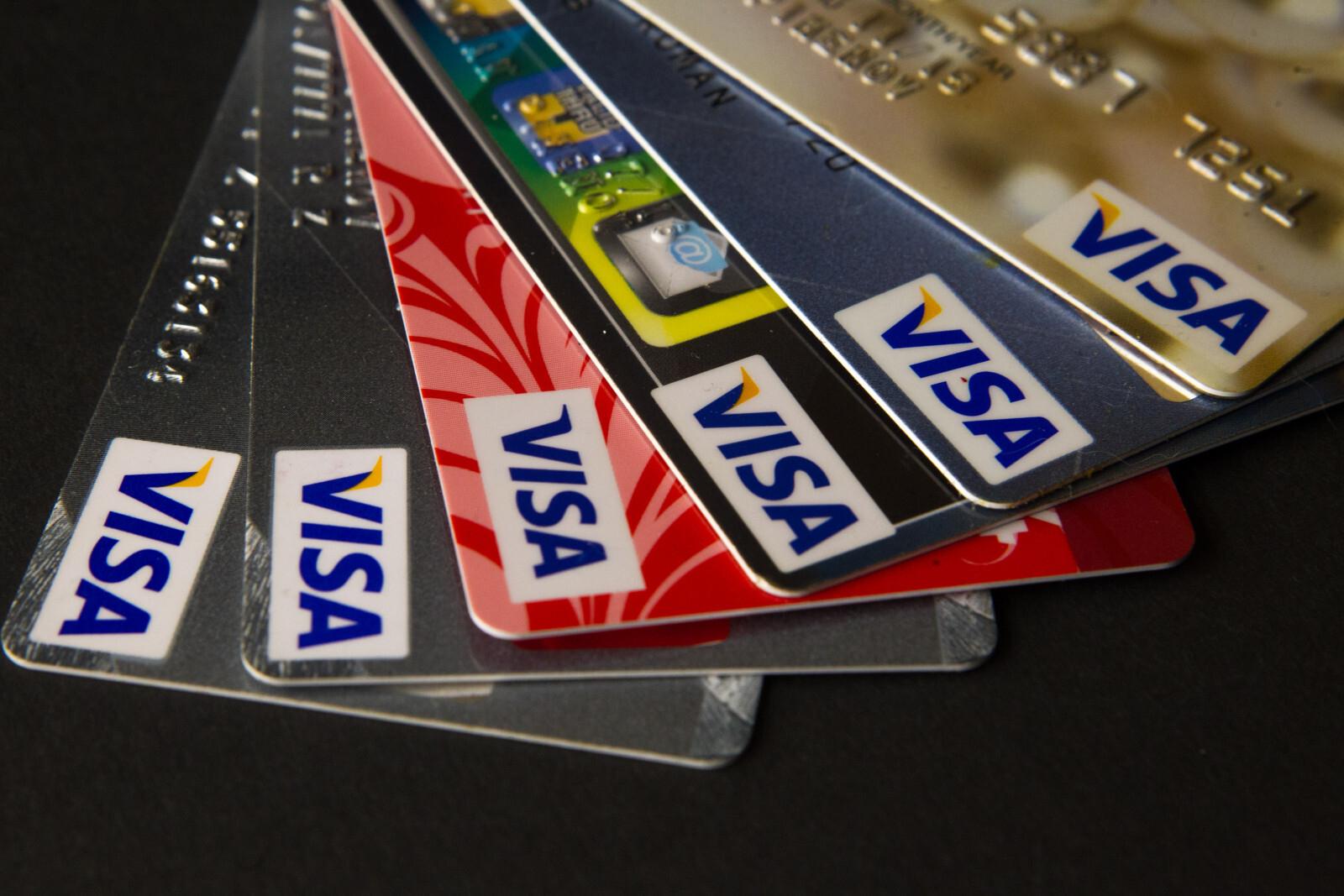 Депутаты предлагают ограничить в России использование старых карт Visa и Mastercard