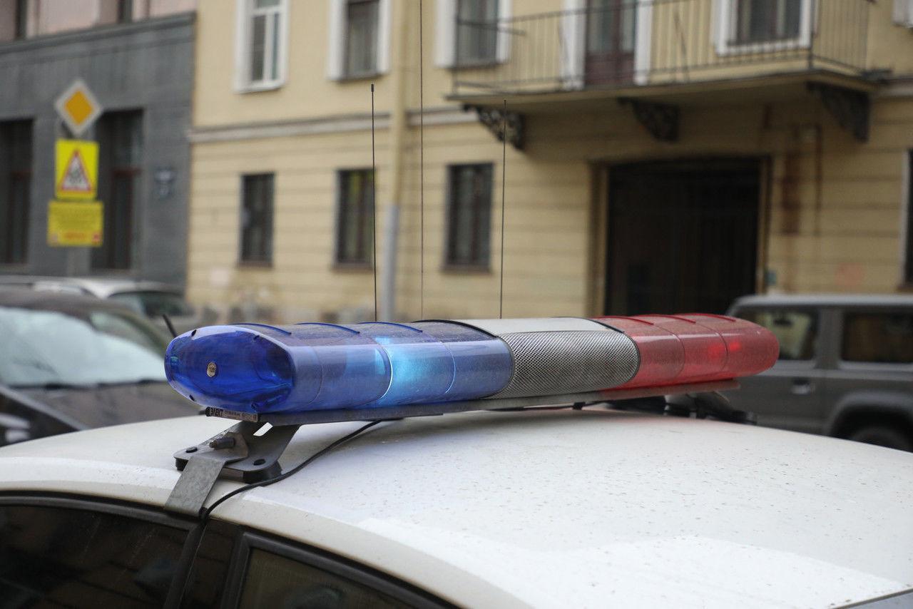 На Народной улице пьяный мужчина пинал припаркованные автомобили