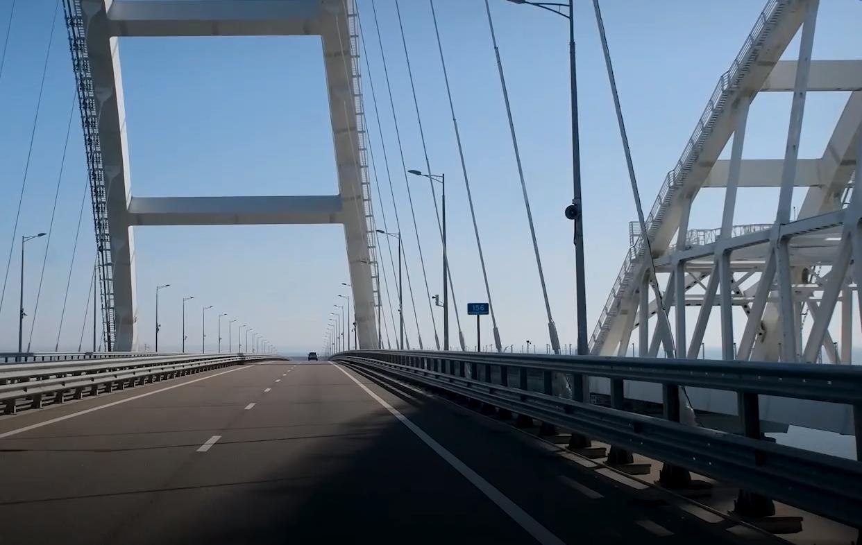 После более 10-часового перерыва движение на Крымском мосту возобновлено
