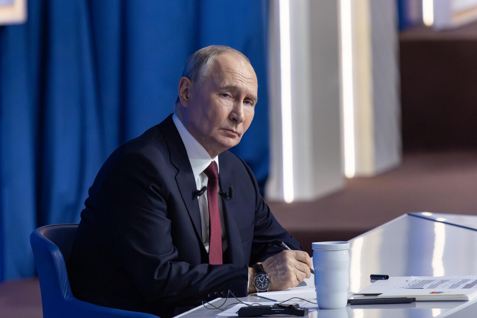 Президент России Владимир Путин провел телефонный разговор с главой ЮАР Сирилом Рамафозой
