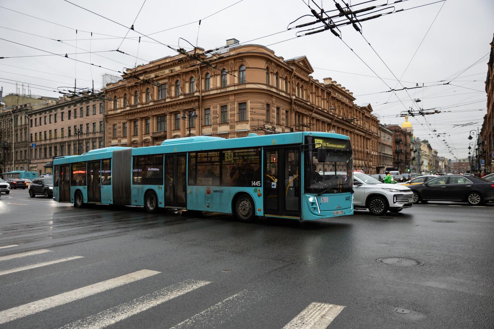 В Петербурге пять автобусов задерживаются на полчаса и более